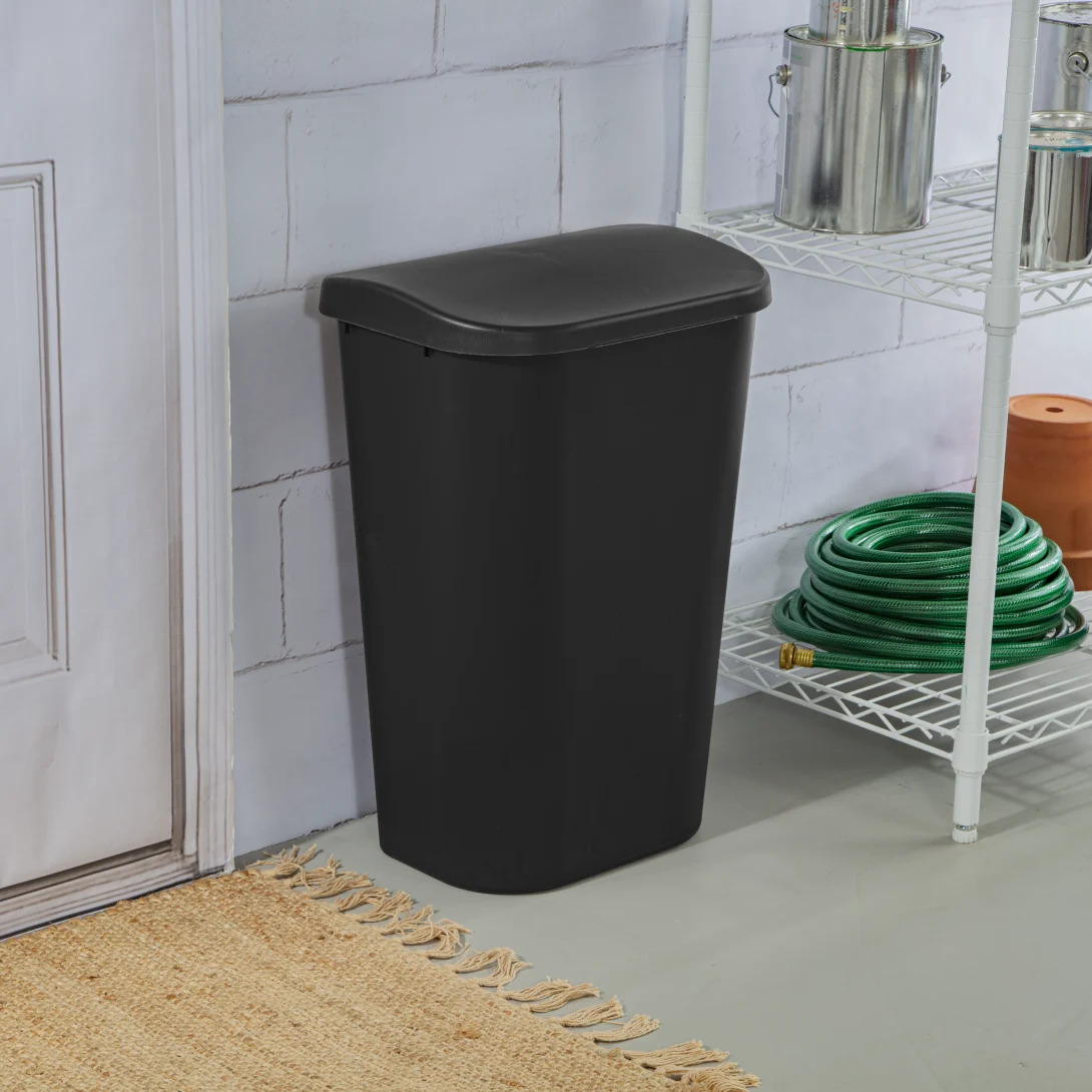 Sterilite 1075 11.3 Gallon / 43 Liter LiftTop Wastebasket – White / Black - Image 12