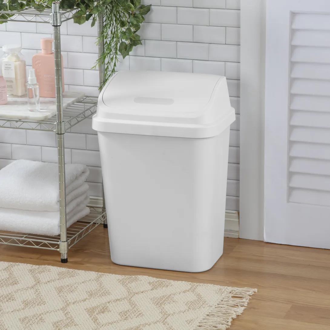 Sterilite 1066 7.8 Gallon / 30 Liter SwingTop Wastebasket – White / Black - Image 3
