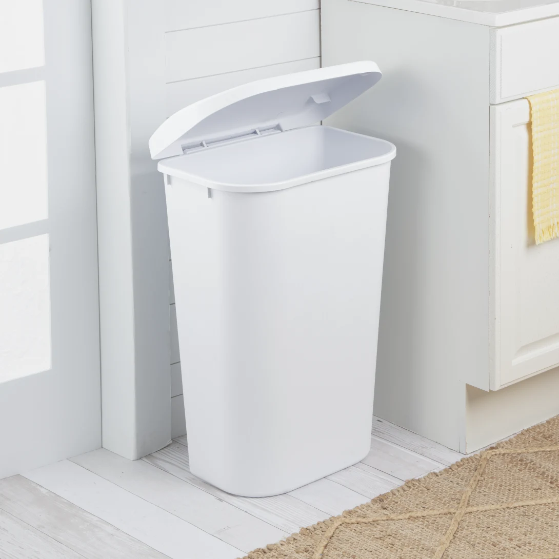 Sterilite 1075 11.3 Gallon / 43 Liter LiftTop Wastebasket – White / Black - Image 3
