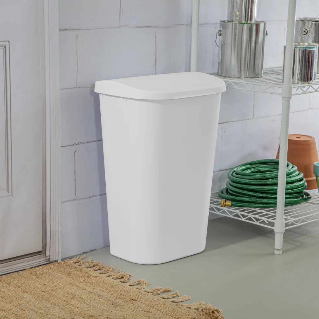 Sterilite 1075 11.3 Gallon / 43 Liter LiftTop Wastebasket – White / Black - Image 4