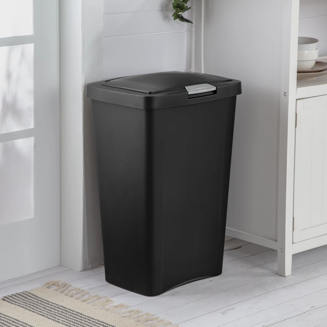 Sterilite 1045 13 Gallon / 49 Liter TouchTop Wastebasket – White / Black with Titanium Latch - Image 12