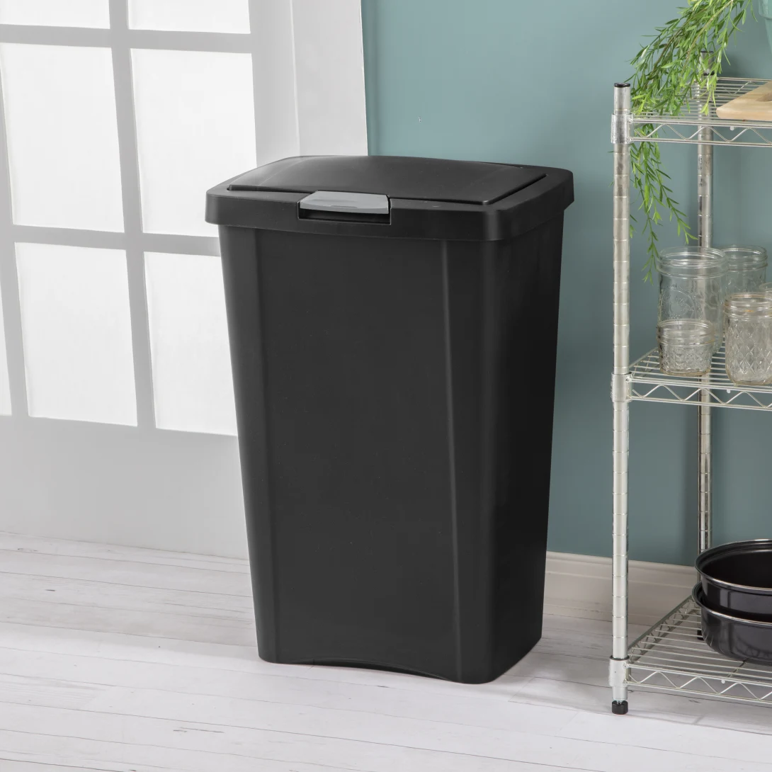 Sterilite 1045 13 Gallon / 49 Liter TouchTop Wastebasket – White / Black with Titanium Latch - Image 13