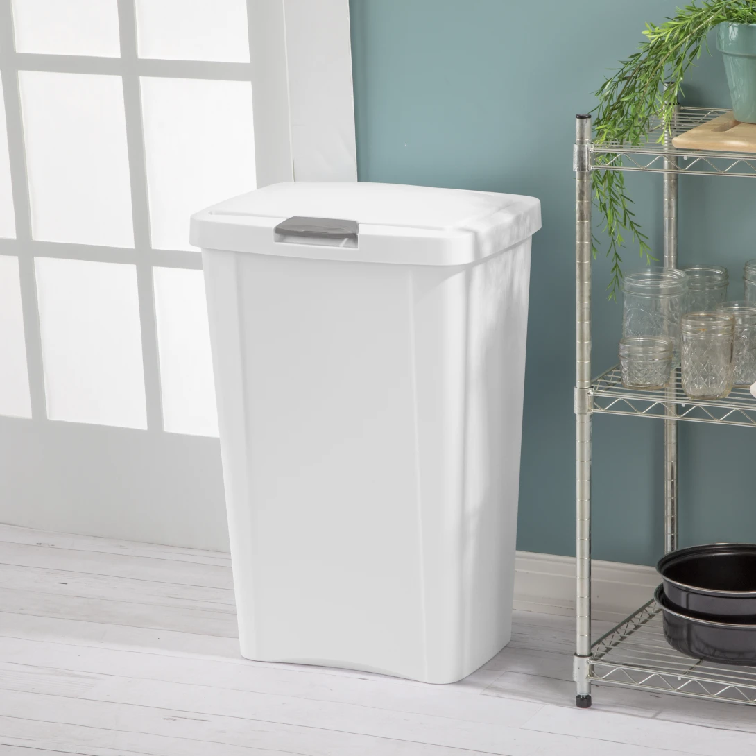 Sterilite 1045 13 Gallon / 49 Liter TouchTop Wastebasket – White / Black with Titanium Latch - Image 4