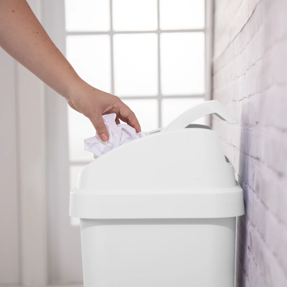 Sterilite 1089 13 Gallon / 49 Liter SwingTop Wastebasket – Black / White - Image 14